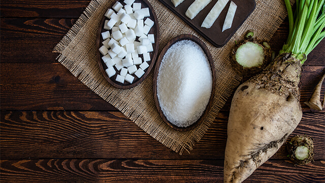 Granulated and cube sugar in bowl with sugar beetroot